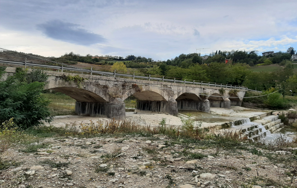 SP29 BORELLO-RANCHIO AL KM 8+400 A LINARO DI MERCATO SARACENO: IN CORSO LA GARA PER L'AFFIDAMENTO DEI LAVORI DI ADEGUAMENTO DELLE BARRIERE STRADALI E MANUTENZIONE STRAORDINARIA DELLE PILE E IMPALCATI DEL PONTE SUL FIUME BORELLO