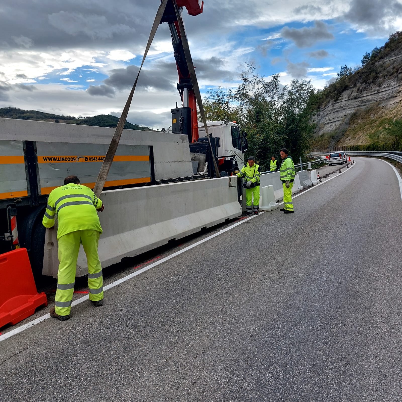 Continuano gli interventi di messa in sicurezza della SP 20 Tramazzo Marzeno in località “Riva della Pappona” in Comune di Modigliana.